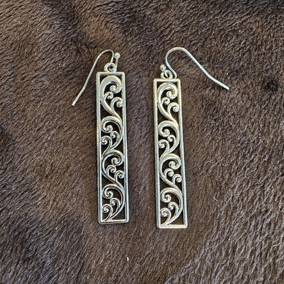 💥4 for $25💥 Silvertone Drop Swirly Earrings - Picture 2 of 5